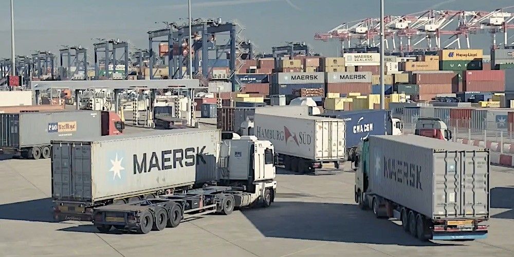 camiones en terminal contenedores puerto barcelona