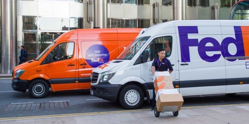 furgonetas de reparto de Fedex y TNT