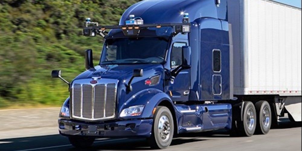 camion perterbilt equipo con tecnologia de conduccion autonoma aurora