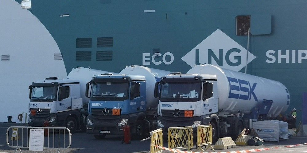 trres camiones ESK truck to ship bunkering GNL ferry Balearia