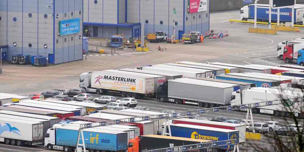 camiones esperando a embarcar en puertos de Francia camino a UK brexit
