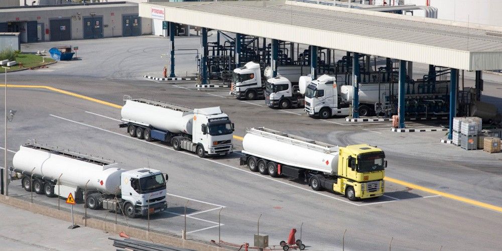 camiones cisterna cargadero combustible puerto Valencia