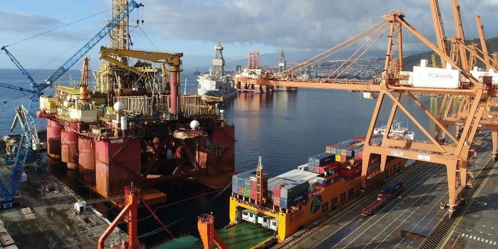 Puerto-de-Santa-Cruz-de-Tenerife-contenedores y plataforma petrolifera