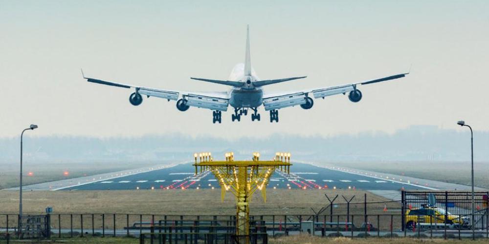 avion aterrizando balizas aeropuerto seguridad aerea