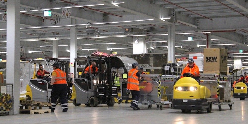 La-frenetica-actividad-en-el-nuevo-almacen-de-Leipzig DHL empleo trabajadores