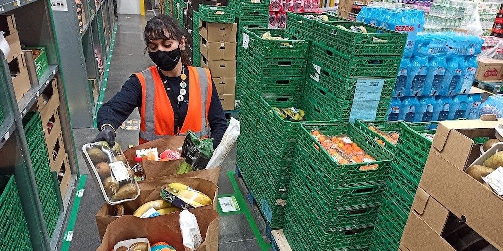 Amazon Fresh almacen trabajador preparacion pedidos alimentacion