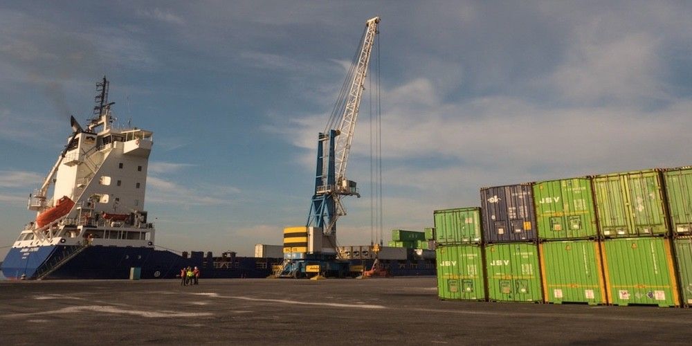 descarga grua contenedores puerto Motril JSV