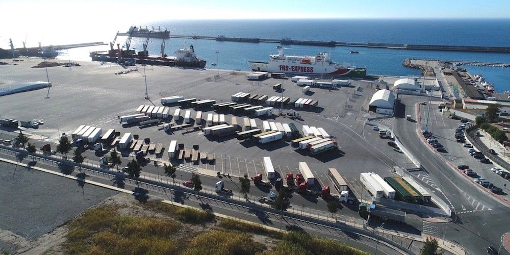 trafico ro-ro puerto Motril explanada camiones aprcados con ferry FRS