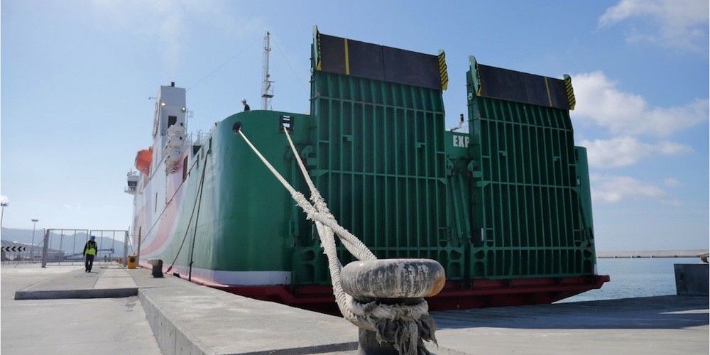 rampas carga rodada ferry FRS amarado a noray en puerto Motril