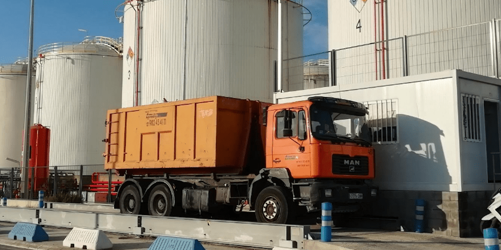 camion residuos en acceso puerto barcelona