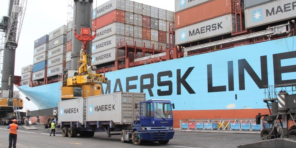estiba contenedores buque Maersk en Angola