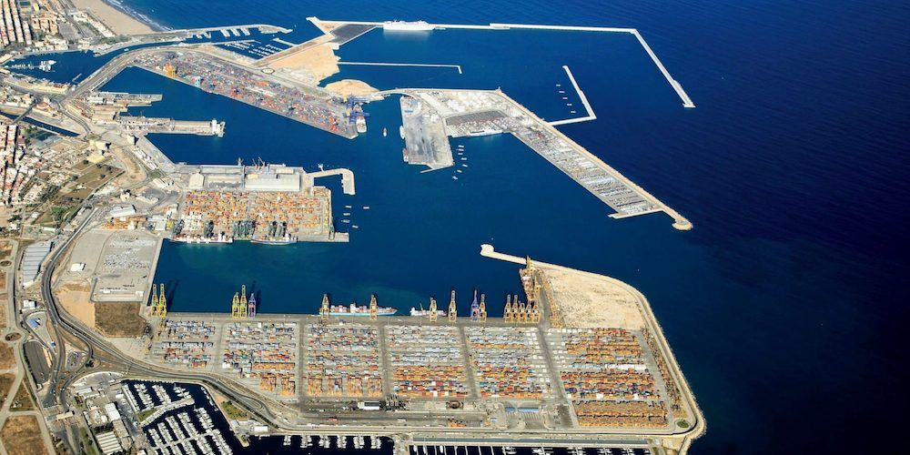 Puerto Valencia aerea con terminal contenedores en primer plano