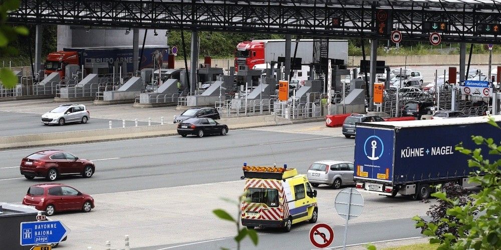 frontera Biriatou Irun peaje trafico camiones españoles