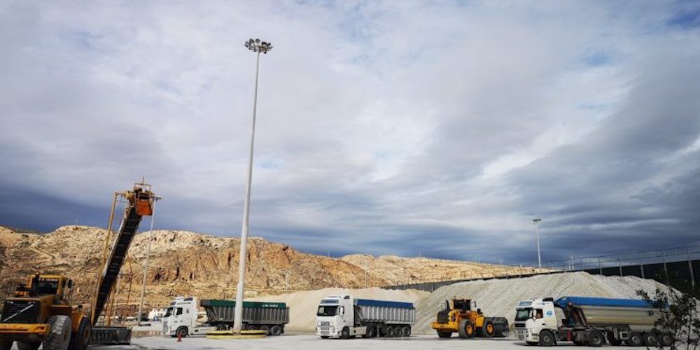 camiones bañeras para graneles en el muelle de pechina puerto almeria