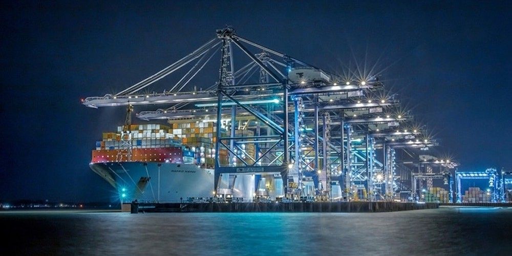 buque maersk vista nocturna puerto