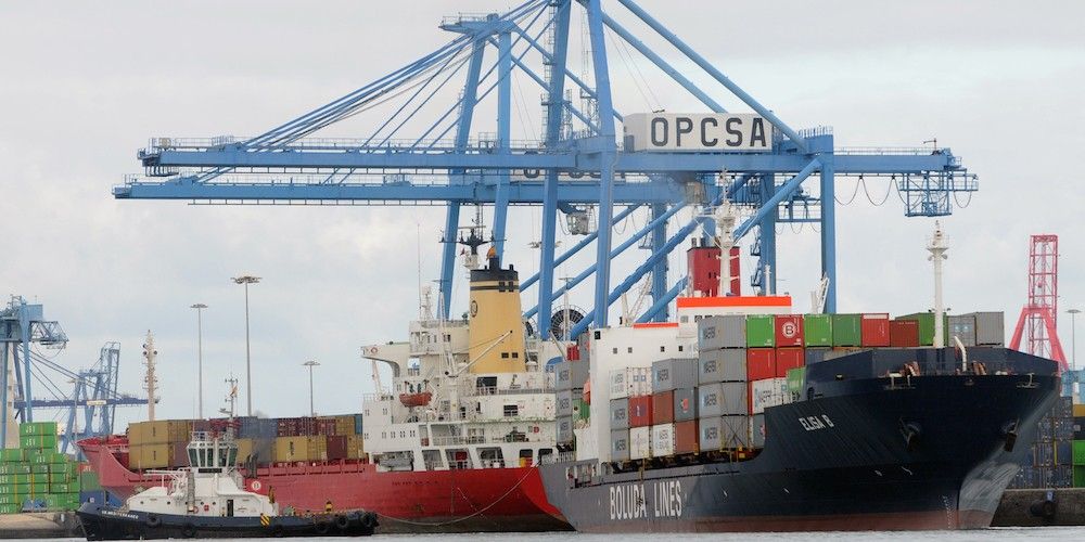 terminal OPCSA contenedores puerto Las Palmas con barco Boluda