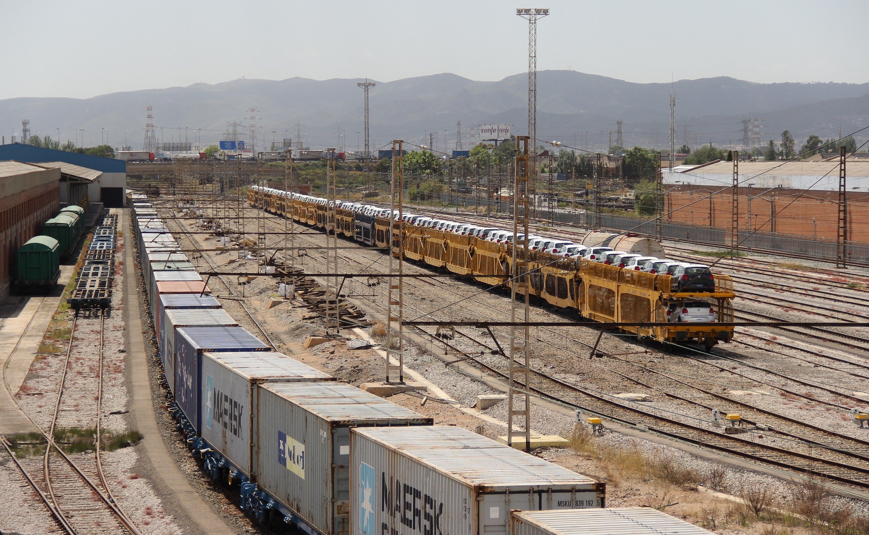terminal ferrocarril mercancias Adif Can Tunis tren automoviles y contenedores