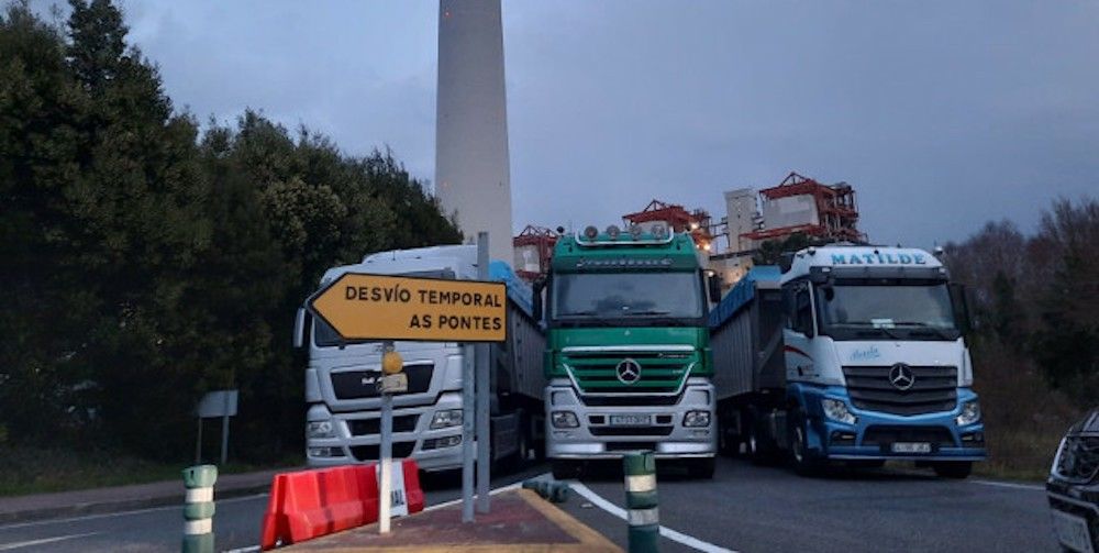 camiones bloqueando el acceso a central as pontes