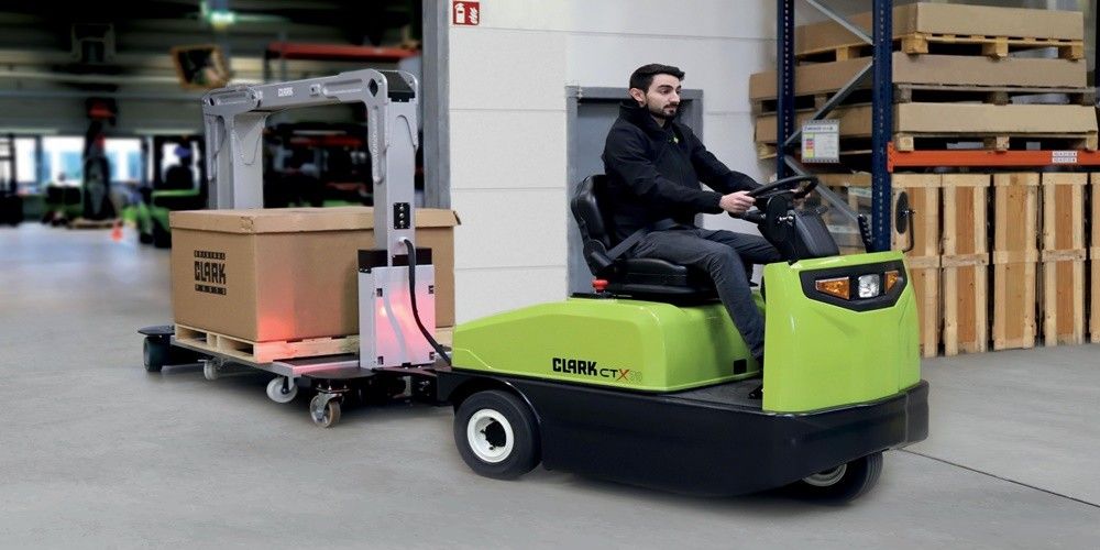 Clark lanza un sistema de tren remolcador para una logística de producción eficiente 1 Clark lanza un sistema de tren remolcador para una logística de producción eficiente 1