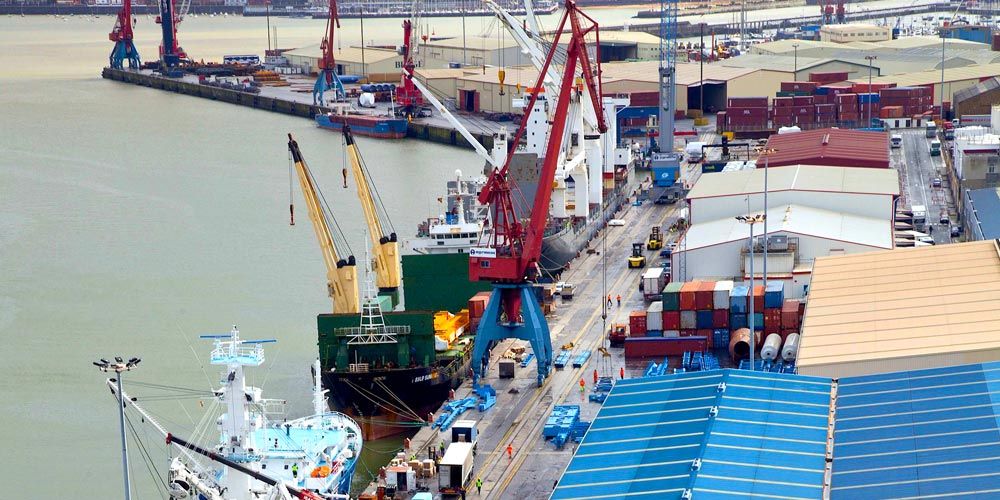 camiones-ferrocarril-buques-puerto-Bilbao-vertical