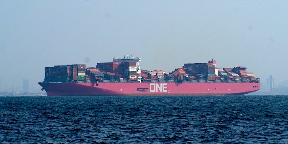 One Apus con contenedores perdidos y amontonados en cubierta