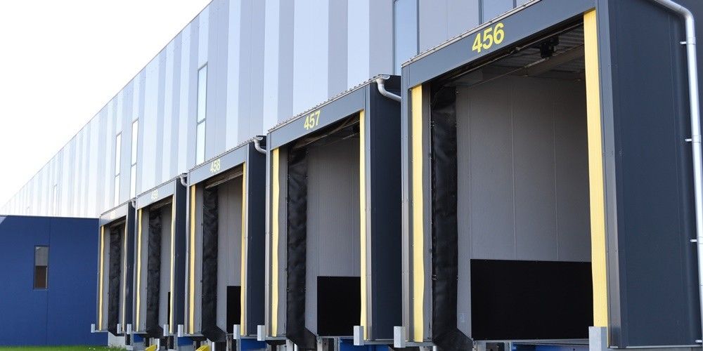 Instalar nuevas puertas o modernizar las existentes ayuda a mejorar la seguridad. Instalar nuevas puertas o modernizar las existentes ayuda a mejorar la seguridad.