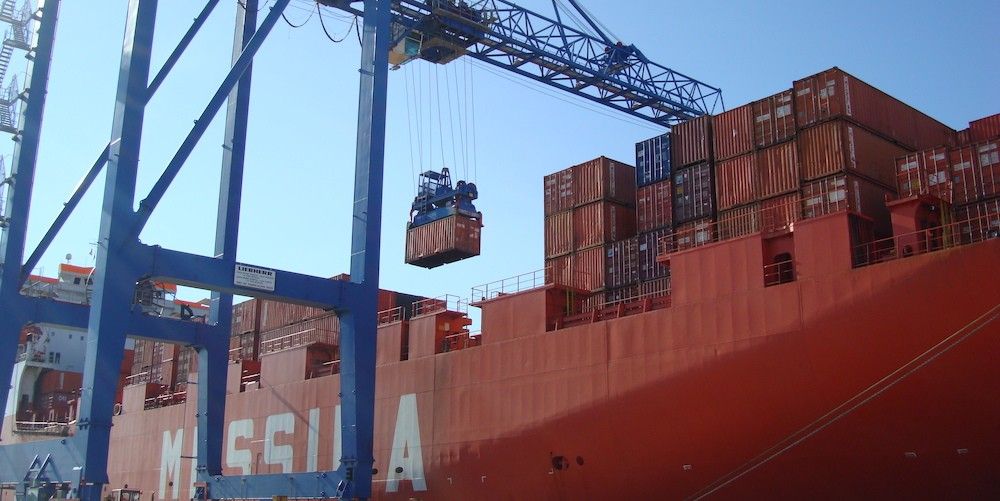 AP-Castellón-110124-cargando-contenedor-en-barco-portacontenedores