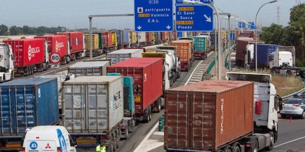 camiones en acceso al puerto de valencia
