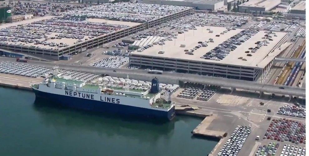 autoterminal puerto Barcelona automoviles campa car carrier Neptune Lines