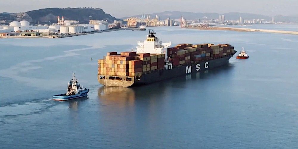 portacontenedores MSC entrando en puerto Barcelona