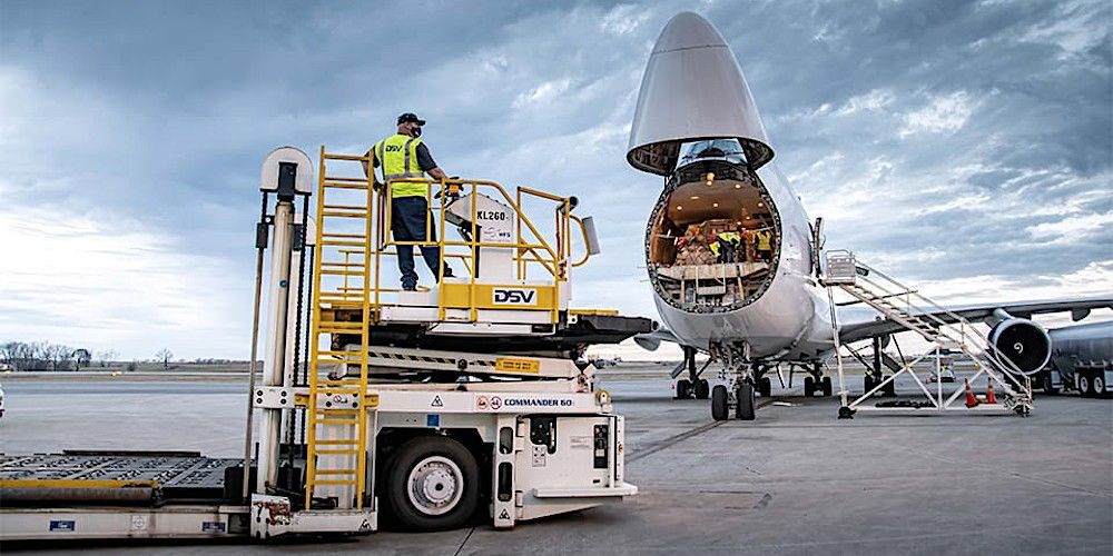 DSV aereo carga aerea avion carguero handling