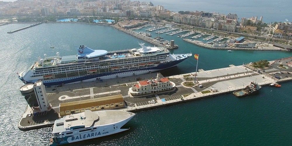 crucro y ferry de balearia en el puerto de ceuta
