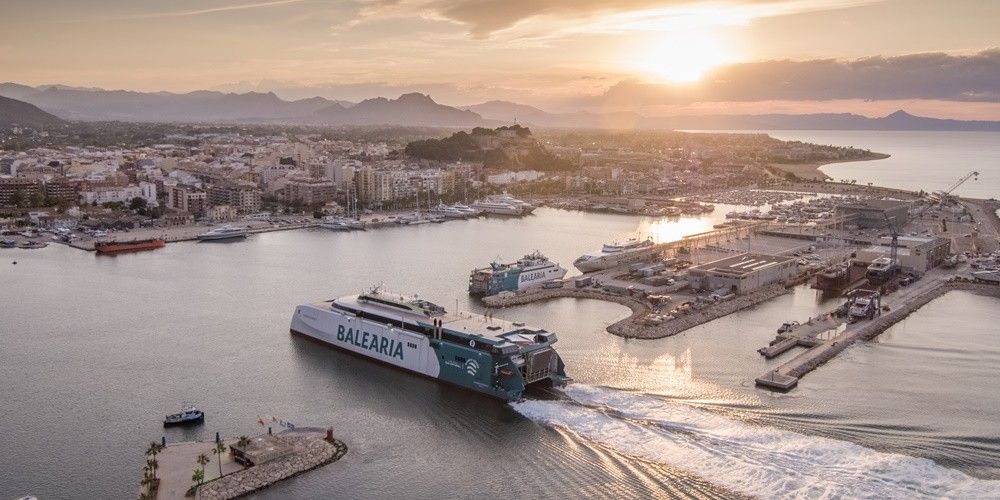 Dispone de una capacidad para 1.200 personas y 450 coches.