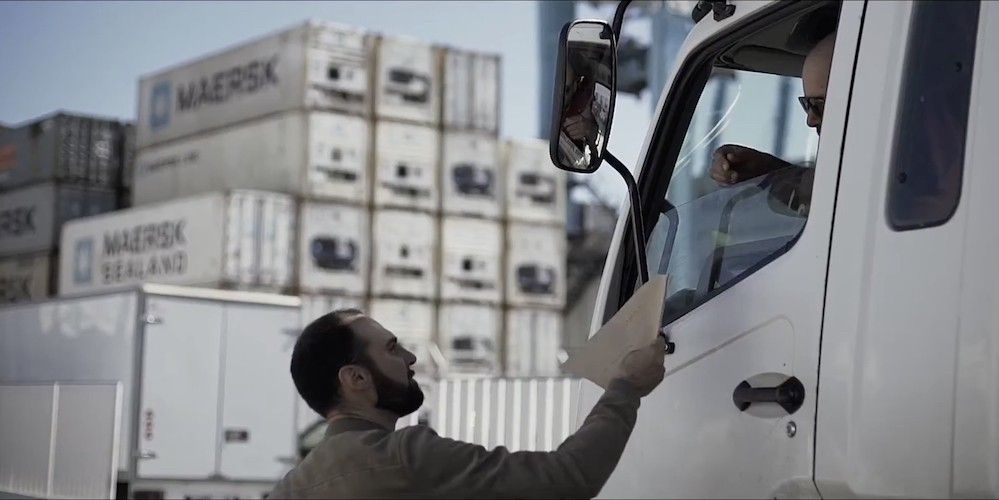 camion entrada puerto Algeciras conductor entrega documentacion ventanilla contenedores reefer