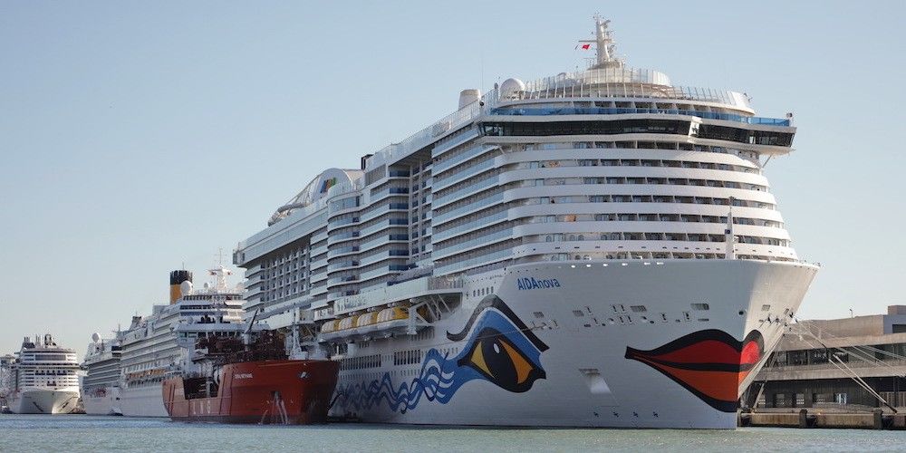 Crucero cargando GNL puerto Barcelona