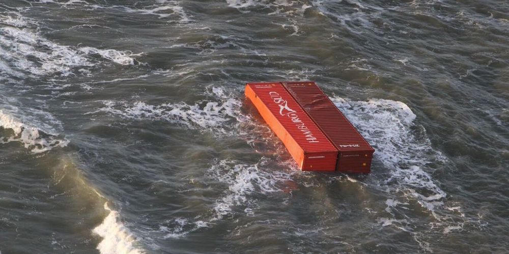 contenedores perdidos en el mar flotando