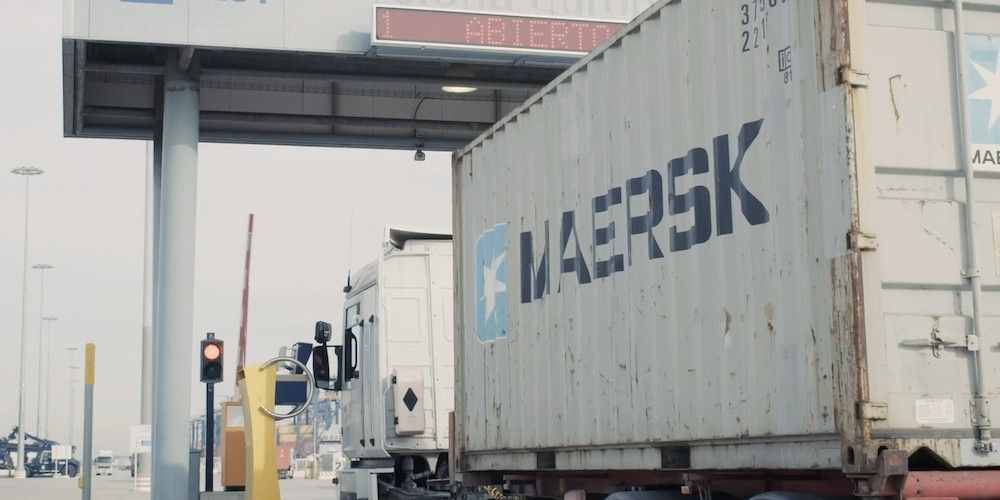acceso portuario viario puerto barcelona camion con contenedor Maersk entrada