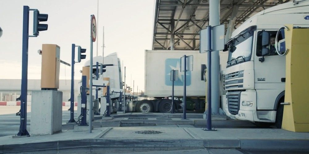 acceso portuario viario puerto barcelona varios camiones entrada