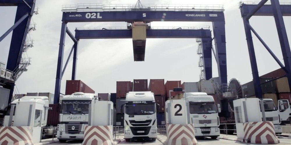 puerto Barcelona carga contenedores camiones
