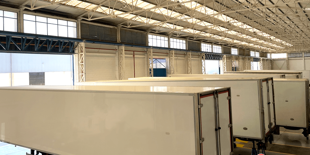 Tres mil metros cuadrados están dedicados a la zona de taller, oficinas y almacén de recambios.