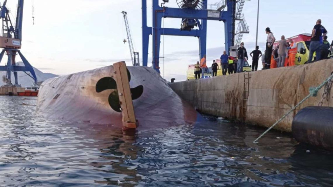 casco del Nazmiye Ana' volcado en el puerto de Castellon este pasado vieernes 29 de mayo
