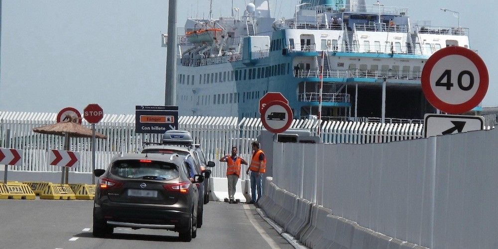 embarque de vehiculos en el puerto de Algecuras en la Operacion Paso del Estrecho