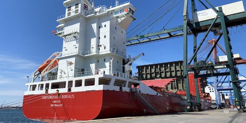 containerships borealis atracado en el puerto de bilbao