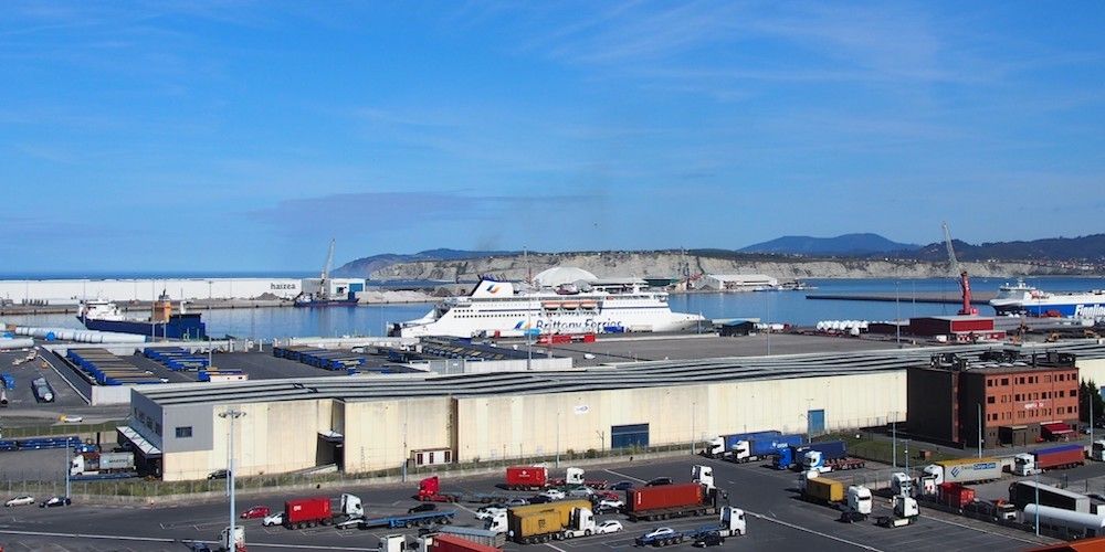 Aparcamiento y buques en el puerto de Bilbao
