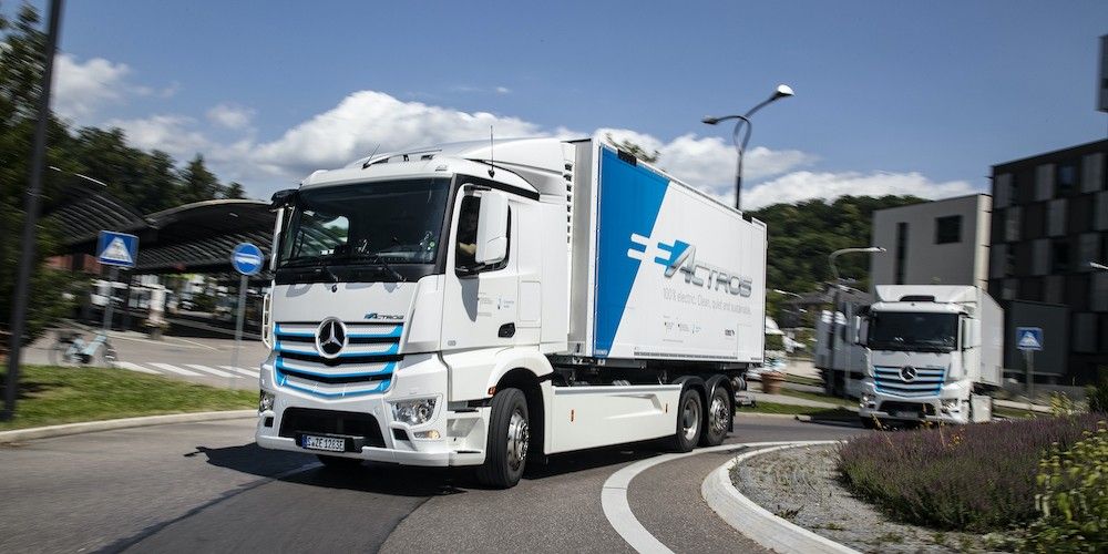 Mercedes-eActros-en-rotonda