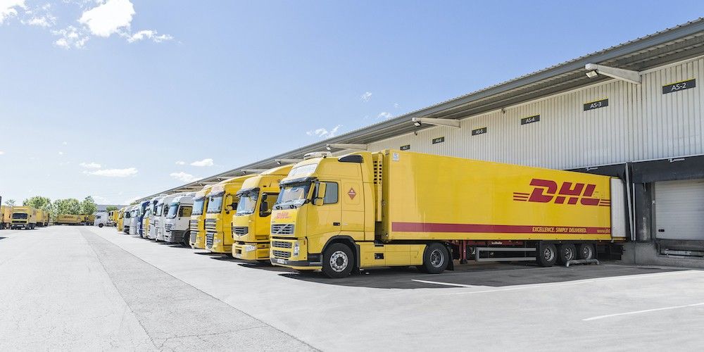 Camiones-DHL-Parcel-en-muelle