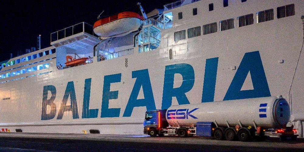 cisterna-ESK-truck-to-ship-bunkering-GNL-ferry-Balearia