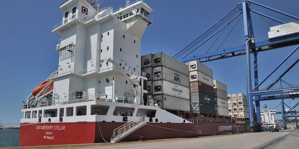portacontenedores de Containerships a GNL en el puerto de Bilbao