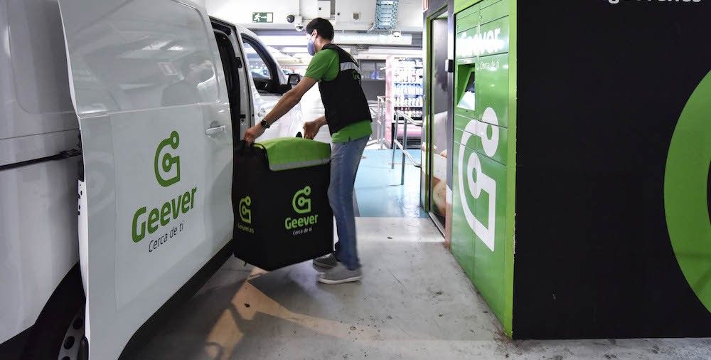 carga furgoneta geever en aparcamiento saba