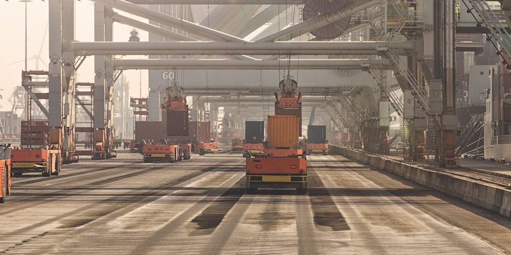 AGVs en instalacion portuaria